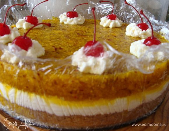 Когда верхний слой застынет, пусть даже не до самого конца, примерно через пару часов можно уже украшать. С помощью кондитерского рукава и насадки выдавить "розочки" из оставшейся сливочной массы и украсить кондитерскими вишенками в сиропе. 
 Так торт выглядит, после того, как с него снимают борта разъемной формы. теперь надо аккуратно избавится от пленки.