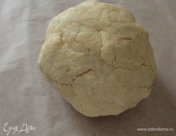 Муку смешать с разрыхлителем, просеять, растереть с охлажденным маргарином до состояния крошки, добавить сметану, соль, замесить тесто, завернуть его в пленку и поместить в холодильник.