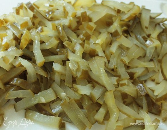 Малосольные огурцы нарезать тонкой соломкой. 4 огурчика средней величины, вес 350 гр.