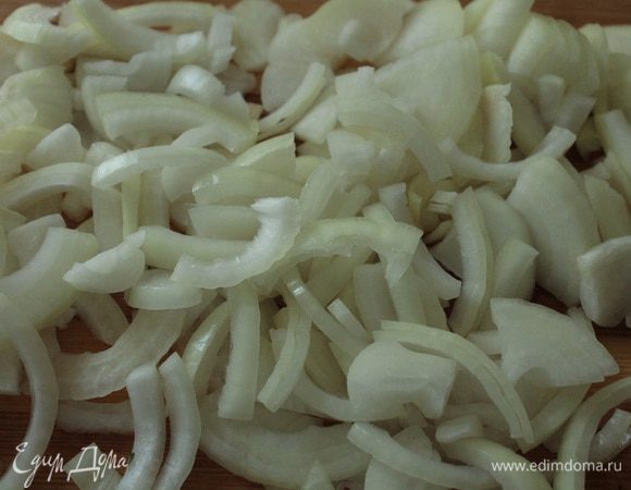 Репчатый лук нарезать соломкой. Три не очень крупные луковицы, вес 180 гр.