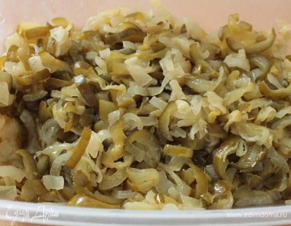 Обжарить на растительном масле на небольшом огне сначала лук до прозрачности, добавить огурчики и, помешивая, обжаривать до полного испарения жидкости. Остудить.