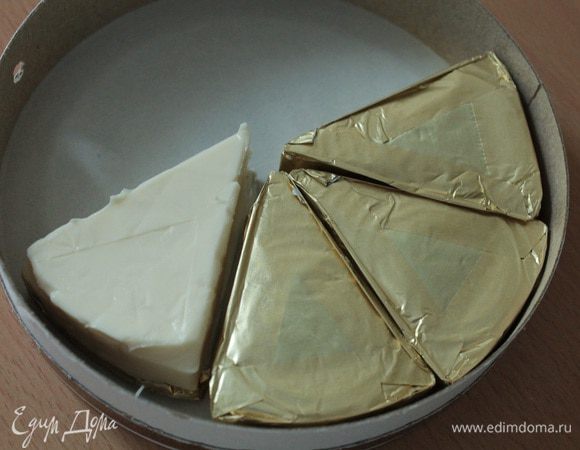 У меня была упаковка вот таких плавленых сырков. 8 штук весом 140 гр. Чтобы сырки было легче натереть на терке поместите их на несколько минут в морозильник.