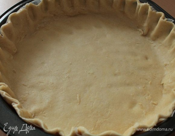 Тесто раскатать на бумаге для выпечки, перенести в форму для запекания, оформить бортик. Форма 22 см.