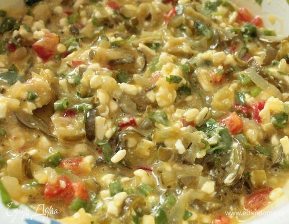 Добавить охлажденные огурчики, зелень и нарезанный кубиком болгарский перец. Возьмите перец разного цвета, если крупный, то достаточно по половине перца.