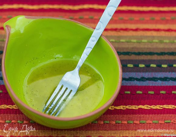 Делаем заправку: выжмем сок одного лимона, смешаем с оливковым маслом, солью, перцем. Отставим пока в сторону.