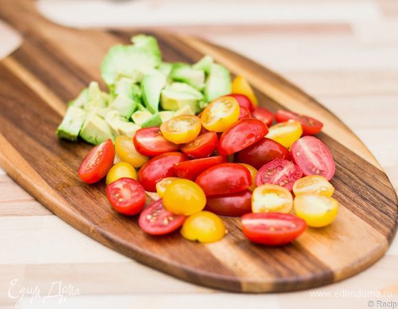 Авокадо нарежем кубиками, помидоры - на половинки.