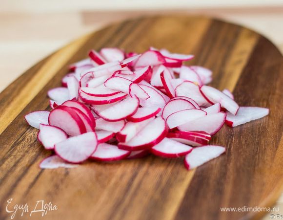 Редиску порежем полукругами.