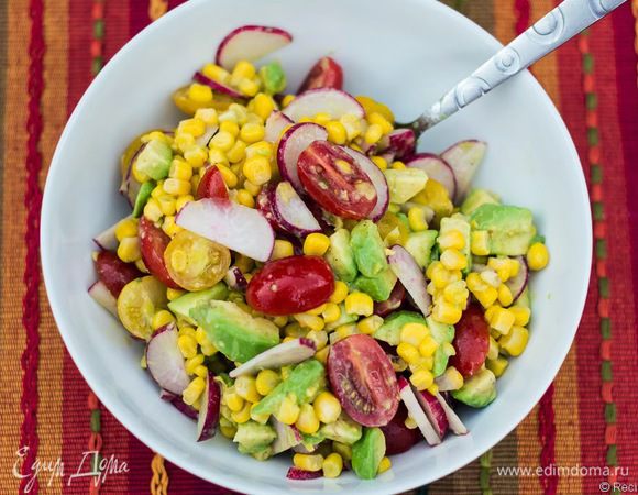 Из кукурузы сольем всю жидкость. Теперь все ингредиенты сложим в большую миску, зальем заправкой и тщательно перемещаем. Все! Куда ж проще?:-)