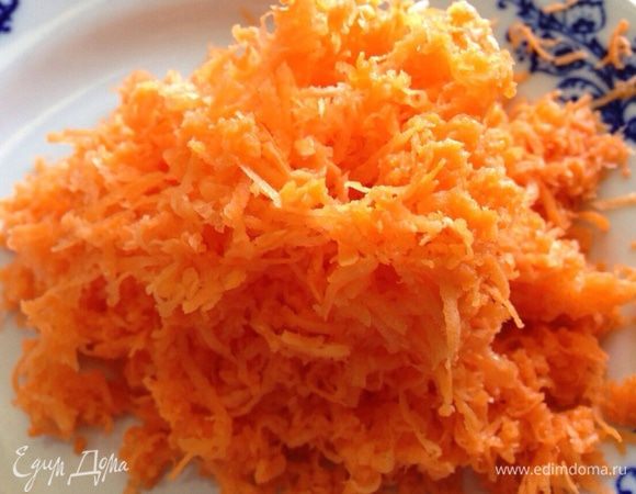 Разогреть духовку до 180 градусов.Вымыть и натереть морковь на мелкой терке.