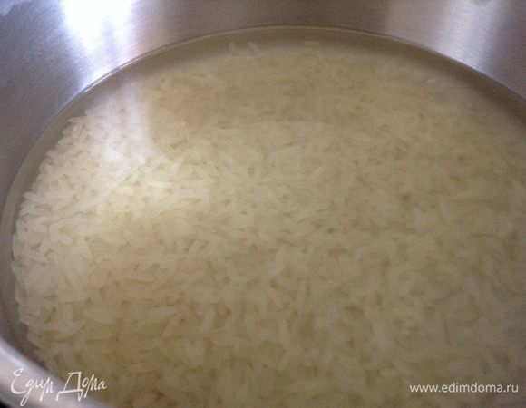Рис хорошо промыть. Поставить на огонь, дать закипеть, огонь убавить, накрыть крышкой и варить 10 минут.