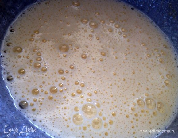 Яйца хорошо взбить с сахаром и ванильным сахаром.