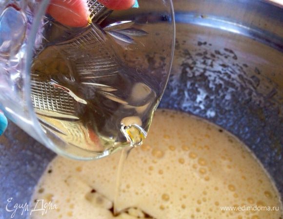 Затем к яйцам добавить растительное масло.