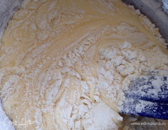 Муку просеянную с разрыхлителем.