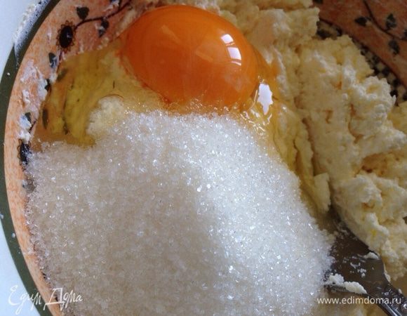 Для сливочной прослойки.Творог хорошо протереть через сито,добавить яйцо,сахар и крахмал.Перемешать.