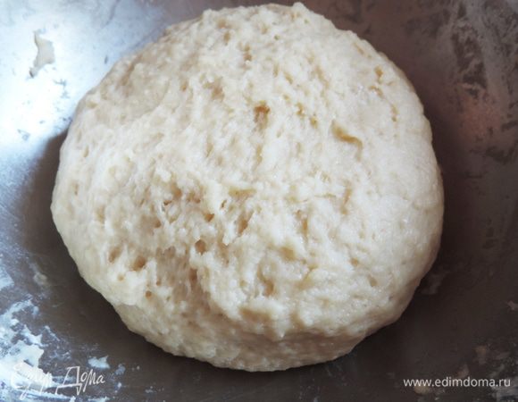 Тесто готовим безопарным способом. В мисочку просеиваем муку, высыпаем соль, сахар, дрожжи. Перемешиваем ложкой, затем вливаем теплое молоко и замешиваем тесто. Добавляем сливочное масло комнатной температуры и вымешиваем до тех пор, пока оно равномерно не разойдется в тесте. Тесто получается мягкое и жирное на ощупь. К рукам оно не липнет за счет обилия масла. Тесто собираем в шар, накрываем миску чистым сухим полотенцем и оставляем тесто в теплом месте на расстойку на час.