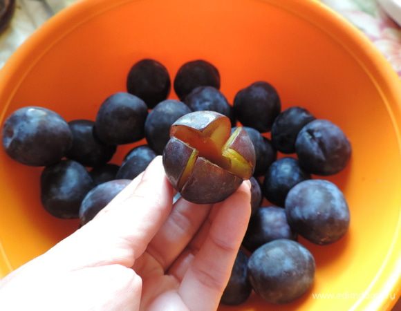 Перед окончанием расстойки подготовим сливы. Сливы постарайтесь взять некрупные, сладкие и с отделяющейся косточкой. 
Сливы моем, каждую сверху надрезаем крест-накрест, не доходя до конца. Извлекаем косточку.