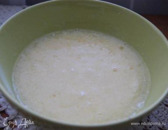 Подготовить заливку. Яйца слегка взбить вилкой, добавить кефир и масло, перемешать.