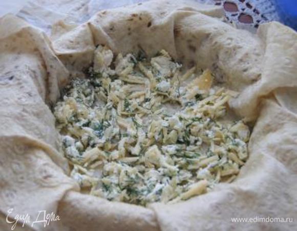 Форму для запекания смазать растительным маслом. Выложить лаваши один на другой, таким образом, чтобы свисали края. Дно каждого слоя смазать заливкой.