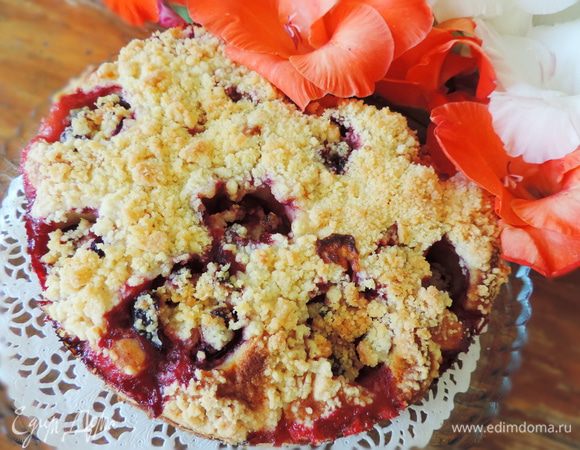 Выпекаем при 180 градусах примерно 45 минут. Верх пирога должен покрыться аппетитной золотистой корочкой.