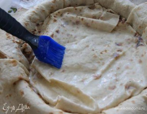 Завернуть 2 оставшихся края верхнего лаваша, смазать заливкой.