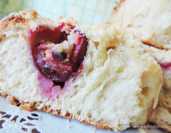 Можно наслаждаться сразу же! Невероятно вкусно!
Пирог можно не резать, а разламывать на порционные пирожки со сливкой внутри.
На следующий день он останется таким же мягким и нежным, если конечно доживет)))
Приятного аппетита!!!