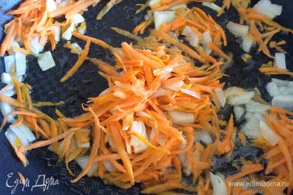 Обжарить лук и морковь.