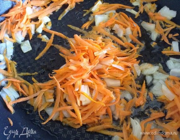 Обжарить лук и морковь.