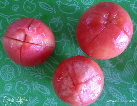 Помидоры залить кипятком, снять шкурку.