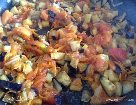 К луку добавить нарезанные помидоры и баклажаны. Обжарить пару минут.