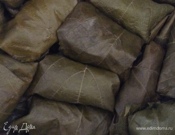 Уложить все в емкость мультиварки( можно в кастрюлю и на маленький огонь), залить овощным бульоном, включить режим "тушение" на 1 час.