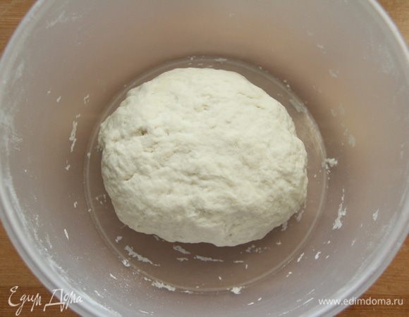 Для начала приготовить бигу, то есть зрелое тесто. Соединить ингредиенты - получается довольно-таки крутое тесто. Дать тесту вызреть в течение 24 часов при комнатной температуре или 1-2 суток в холодильнике.