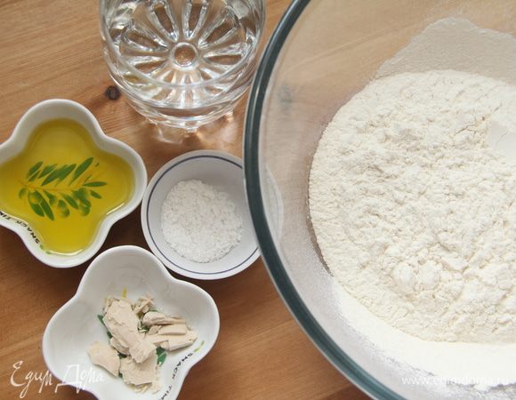 Замесить тесто из просеянной муки, воды, масла, свежих дрожжей и соли.