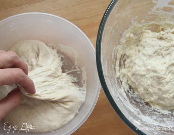 Соединить бигу и тесто. Вымешивать до однородной массы, минут десять.