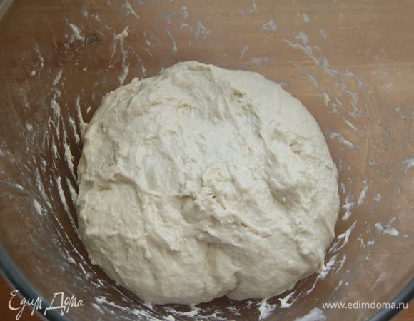 Получается липкое тесто. Смазать стенки миски маслом, слегка. Оставить на подъём на 1,5-2 часа в тёплом месте.