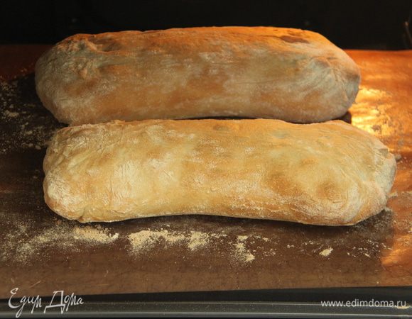 Заранее прогреть до максимума духовку вместе с противнем. 
Теперь самый ответственный момент. Взять батончик и, растягивая его на весу в длину, переложить на горячий противень швами вниз.  Выпекать при 220*С примерно 18 минут (ориентируйтесь по своей духовке).