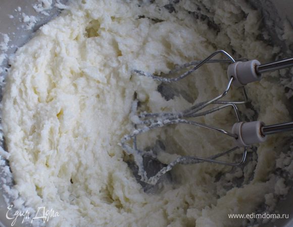 Миксером взбить сливочное масло с сахаром до пышной массы.
