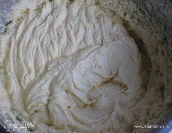 Не выключая миксер,ввести по одному яйца.