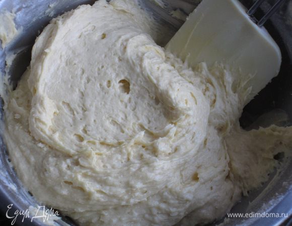 Муку просеять с разрыхлителем и солью ,добавить в тесто. 