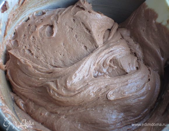 Ввести шоколад и тщательно перемешать.