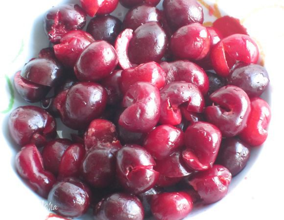 Черешню помыть,удалить косточки и выложить на бумажное полотенце.