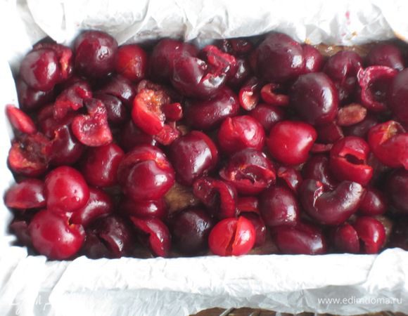 В прямоугольную форму с пергаментом выложить 1/3 часть теста.Сверху распределить черешню ......