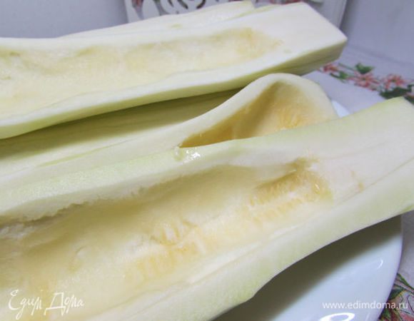 Кабачок вымыть, очистить от кожуры и семян.