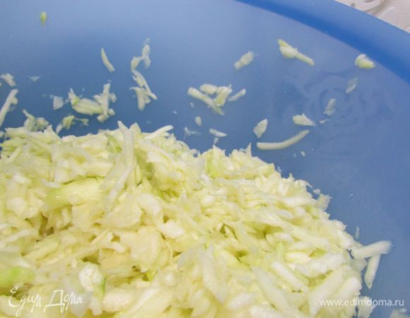 Натереть на крупной терке, посолить и дать постоять 30 минут. 