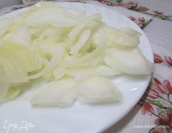 Лук почистить, порезать полукольцами.