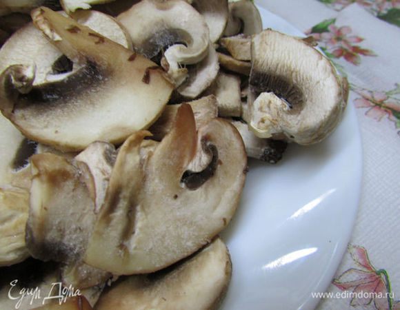 Грибы обтереть сухой салфеткой, нарезать пластинами (у меня были замороженные).