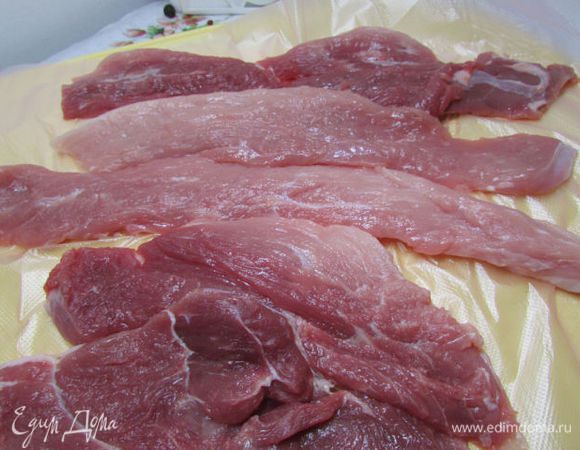 Нарезать мясо тонкими пластинами.