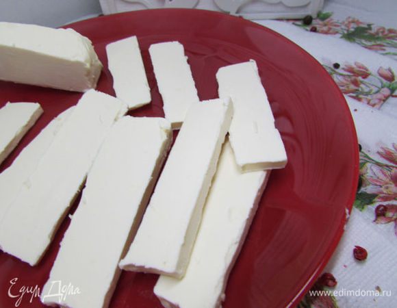 Сливочное масло нарезать небольшими брусочками