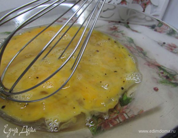 В другой тарелке слегка взбить яйца с солью и перцем.