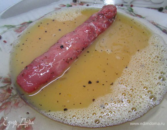 Рулетики обмакнуть в яйце.