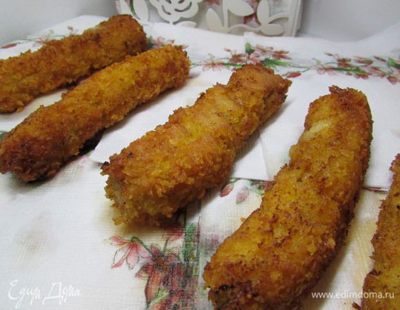 Обжарить на слабом огне, в масле со всех сторон. Огонь должен быть действительно слабый, иначе наггетсы сверху подгорят, а внутри останутся сырыми. Выложить на бумажное полотенце, чтобы ушел лишний жир. К этим наггетсам хорошо подходит соус: 
1 ч. л. зерновой горчицы
1 ч. л. меда
4 ст. л. майонеза
